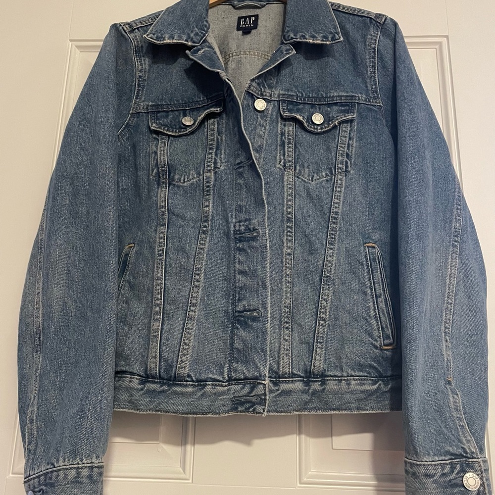 GAP Women classic jean jacket NWOT. Size M